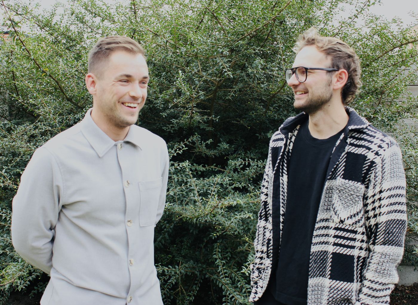 Jonas De Kerf en Lorenz Verelst, lachend in gesprek